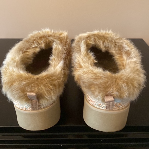 Bobs From Skechers Slip Ons With Fur - Picture 3 of 4